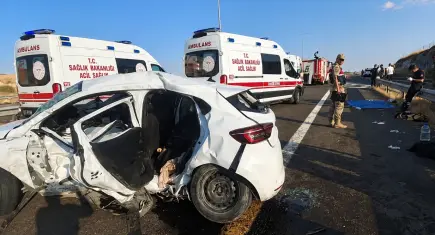 Şanlıurfa'da can pazarı! Hafif ticari araç ile otomobil çarpıştı: 2 ölü, 9 yaralı