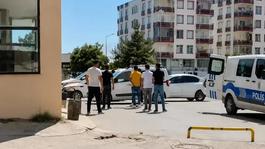 Şanlıurfa'da yolunu kestikleri kişiyi 2 kez darbedip tabancasını gasp ettiler haberinin görseli