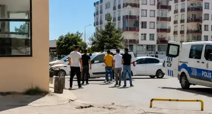 Şanlıurfa'da yolunu kestikleri kişiyi 2 kez darbedip tabancasını gasp ettiler