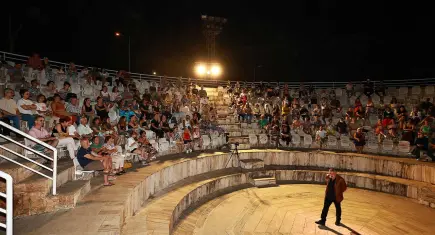 Selçuk Belediyesi Tiyatrosu'na "Haybeden Gerçeküstü Aşk" ile tam not