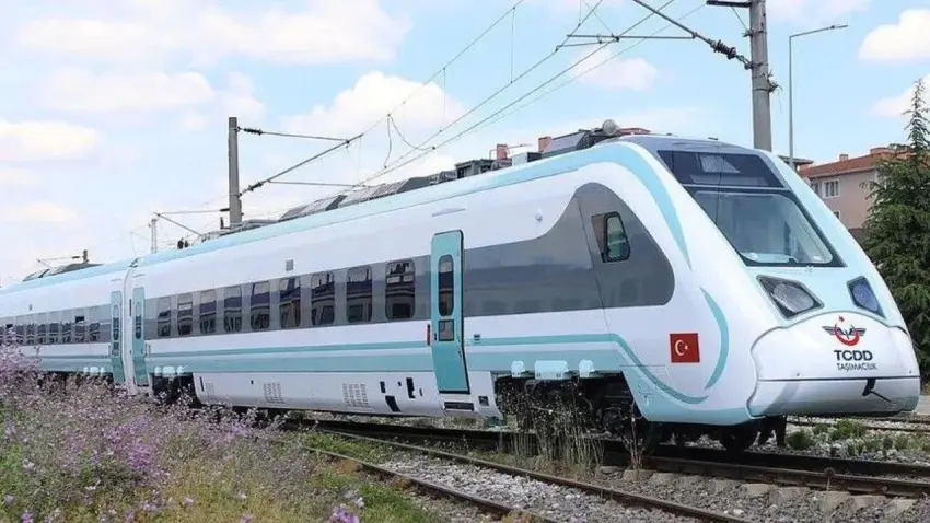 Trakya'da yeni dönem başlıyor: Milli Elektrikli Tren 22 Temmuz'da Uzunköprü-Halkalı hattında kullanılacak haberinin görseli