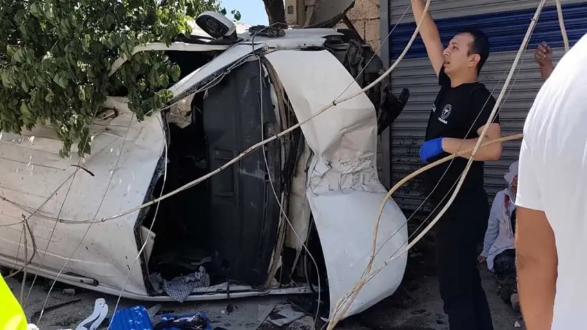 Hafif ticari araç elektrik direğine çarptı: 9 yaralı