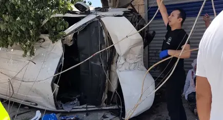 Hafif ticari araç elektrik direğine çarptı: 9 yaralı