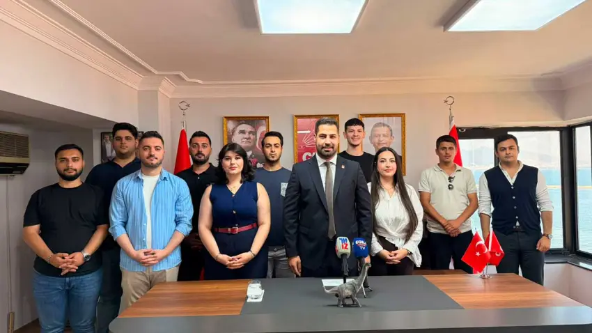 CHP'li gençlerden Milletvekili Nalbantoğlu'na dinozor figürlü mesaj haberinin görseli