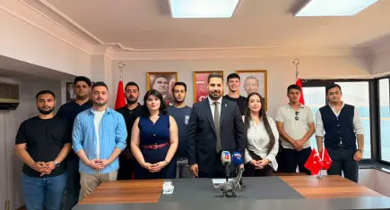 CHP'li gençlerden Milletvekili Nalbantoğlu'na dinozor figürlü mesaj