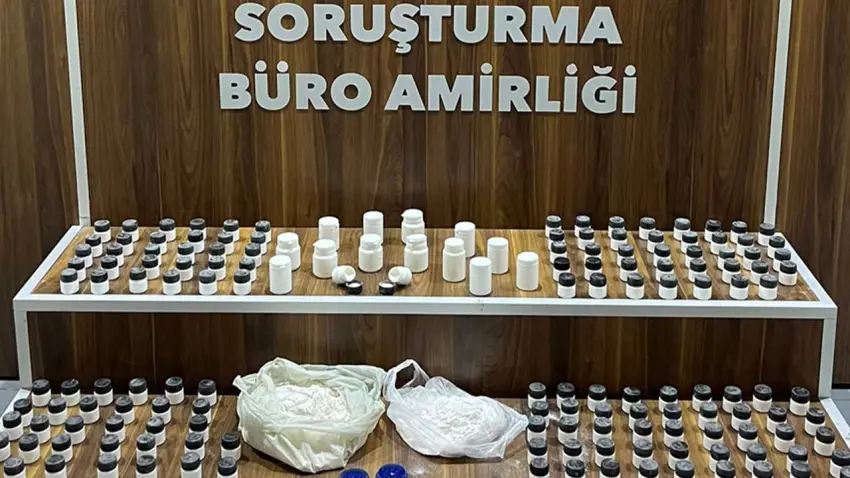Gaziemir'de polisten kaçamadı! Evinden kilo kilo uyuşturucu çıktı haberinin görseli