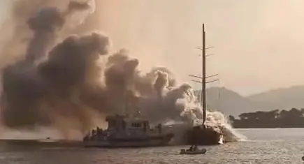 Göcek'te tekne yangını: Yolcular tahliye edildi, tekne battı