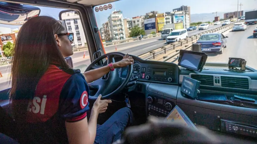 İzmir İtfaiyesi'nin ilk ve tek kadın şoförü görev başında haberinin görseli