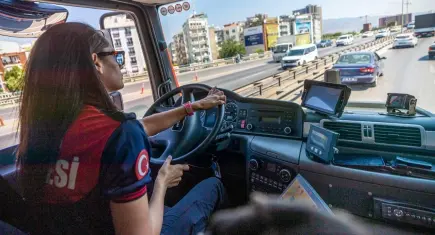 İzmir İtfaiyesi'nin ilk ve tek kadın şoförü görev başında