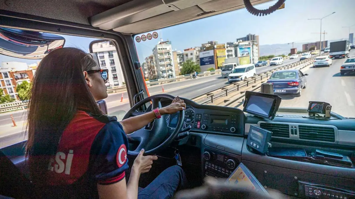 İzmir itfaiyesinin ilk ve tek kadın şoförü Ayet görseli