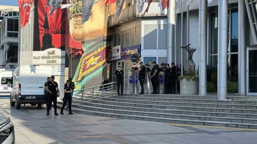 İzmit Belediyesi'ne operasyon: Başkan Fatma Kaplan Hürriyet gözaltında haberinin görseli