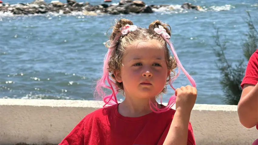 Lösemiyi yenen 5 yaşındaki Erva, tatil köyünde moral kazandı haberinin görseli