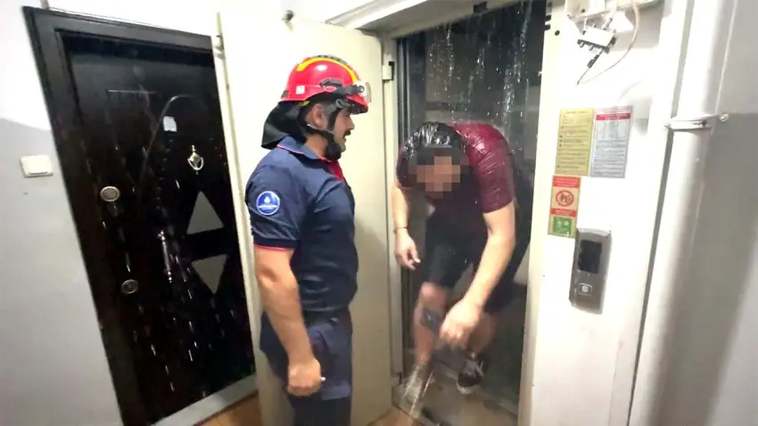 Su saatini söktü, binayı su bastı: Vanayı kapatmaya giderken asansörde mahsur kaldı! haberinin görseli