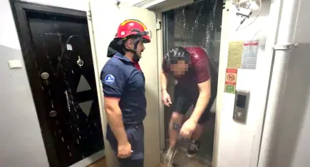 Su saatini söktü, binayı su bastı: Vanayı kapatmaya giderken asansörde mahsur kaldı!