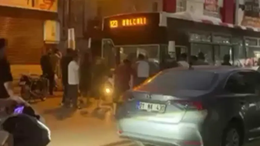 Adana'da Büyükşehir Belediyesi otobüs şoförüne 10 kişilik grubun saldırısı haberinin görseli