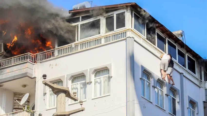 Antalya'da yangın: Alevlerden kaçmak için teras korkuluğundan sarkıp, kurtarılmayı beklediler haberinin görseli