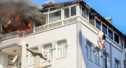 Antalya'da yangın: Alevlerden kaçmak için teras korkuluğundan sarkıp, kurtarılmayı beklediler