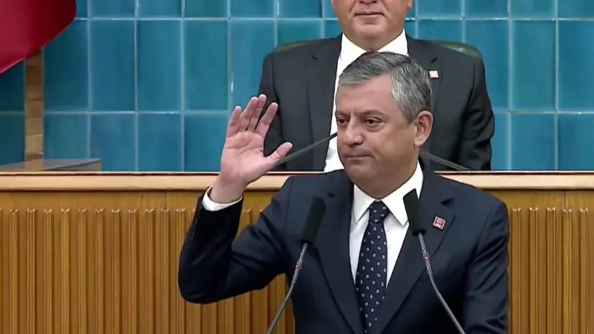 CHP'de kritik grup toplantısı: Özgür Özel'den 'veda' mesajı haberinin görseli