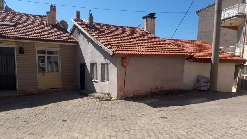 Isparta'da komşu dehşeti: Gürültü tartışmasında anne öldü, kızı ağır yaralandı! haberinin görseli