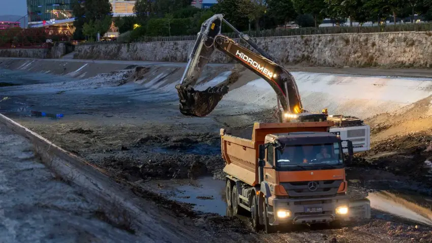 İZSU’dan Manda Çayı’nda kesintisiz temizlik çalışması haberinin görseli