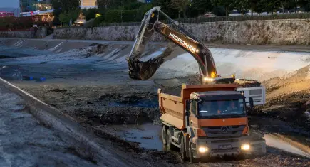 İZSU’dan Manda Çayı’nda kesintisiz temizlik çalışması