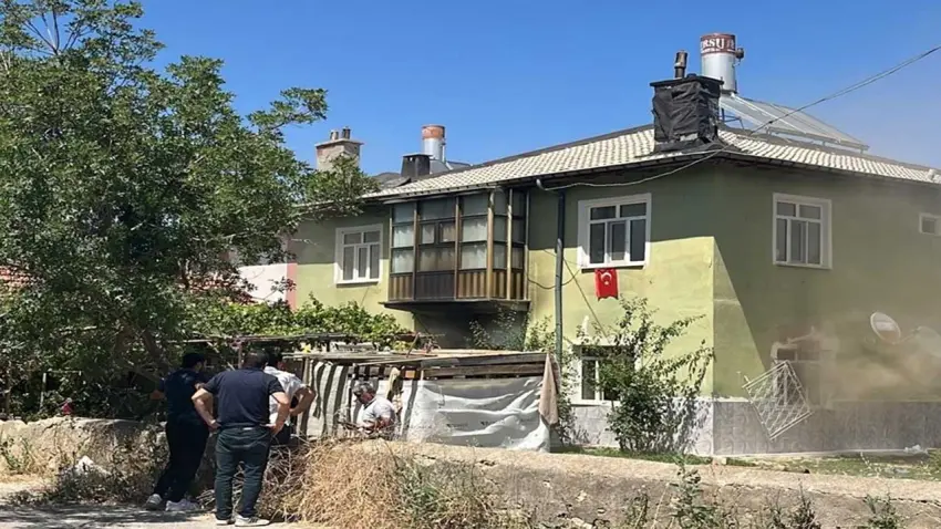 Kilitli kapı arkasında can pazarı: Yangında mahsur kalan 6 çocuk kurtarıldı haberinin görseli