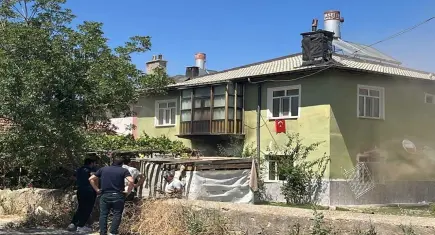 Kilitli kapı arkasında can pazarı: Yangında mahsur kalan 6 çocuk kurtarıldı
