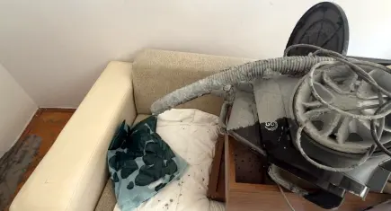 Kontrolden çıkan beton mikseri hortumu yan binayı deldi: Daire betonla doldu