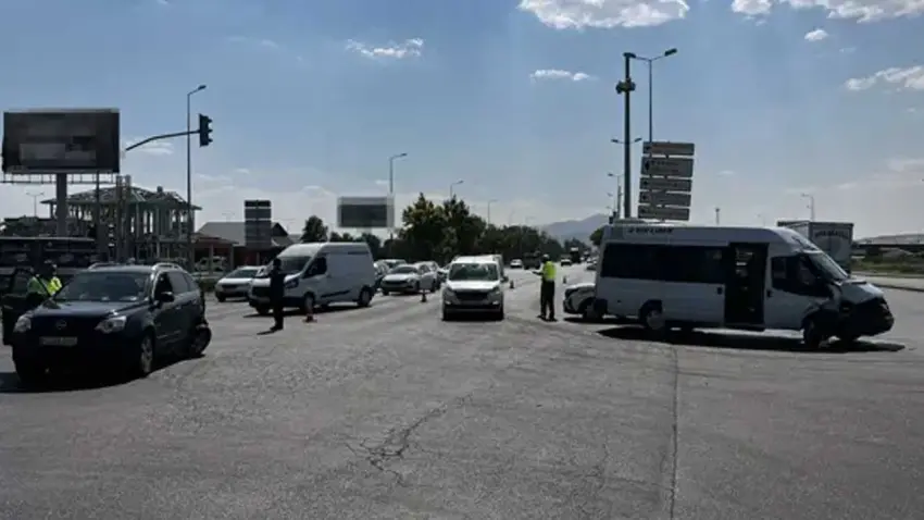 Minibüs ile otomobil çarpıştı: 8 yaralı haberinin görseli