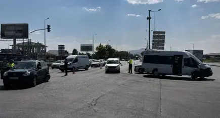 Minibüs ile otomobil çarpıştı: 8 yaralı