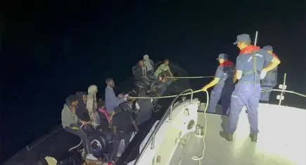 Seferihisar açıklarında 32 düzensiz göçmen yakalandı