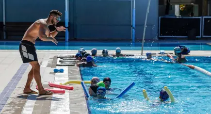 Yaz spor okullarında yüzme heyecanı