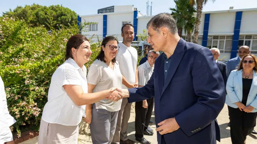 Başkan Tugay Güzelbahçe’de esnaf ve vatandaşlarla bir araya geldi haberinin görseli