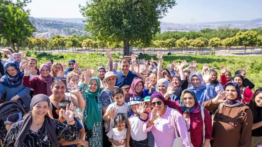 Başkan Tugay mahalle bostanlarında üretici kadınlarla buluştu haberinin görseli