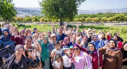 Başkan Tugay mahalle bostanlarında üretici kadınlarla buluştu