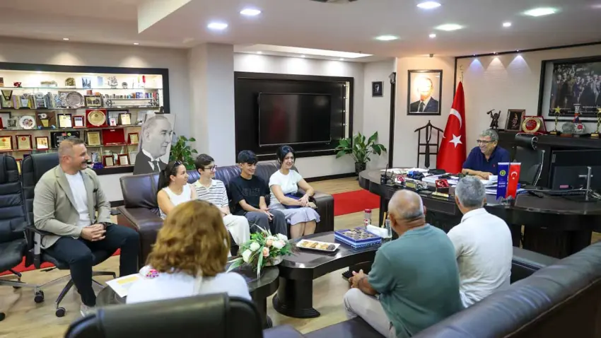 Buca’nın LGS Şampiyonları Başkan Vekili Benzer’i ziyaret etti haberinin görseli