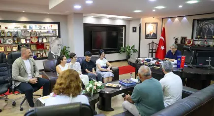 Buca’nın LGS Şampiyonları Başkan Vekili Benzer’i ziyaret etti