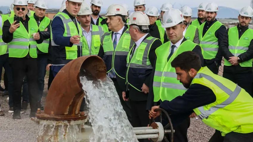 Dikili Jeotermal Isıtmalı Sera Organize Tarım Bölgesi'nde ilk ruhsatlar yatırımcılara teslim edildi haberinin görseli