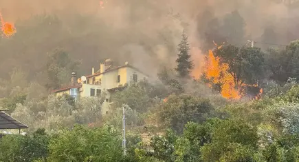 Fethiye’de korkutan orman yangını: Alevler evlere ulaştı