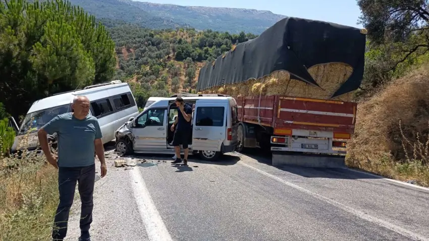 İzmir'de tarım işçilerini taşıyan minibüs kaza yaptı: 12 yaralı haberinin görseli