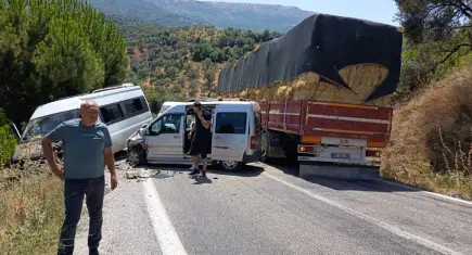 İzmir'de tarım işçilerini taşıyan minibüs kaza yaptı: 12 yaralı