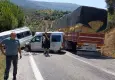 İzmir'de tarım işçilerini taşıyan minibüs kaza yaptı: 12 yaralı