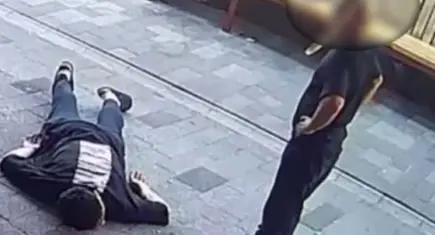 Kalbi duran gence yardım etmek yerine parasını çaldı