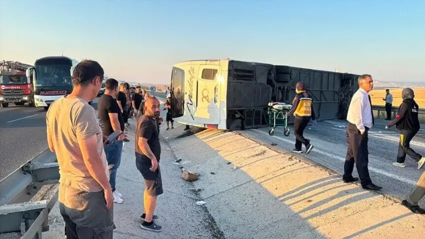 Kütahya'da yolcu otobüsü devrildi: Çok sayıda yaralı var haberinin görseli