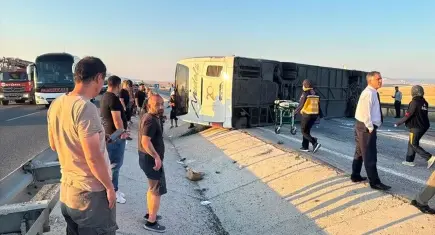 Kütahya'da yolcu otobüsü devrildi: Çok sayıda yaralı var