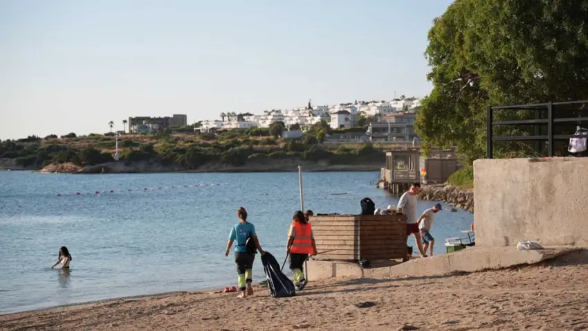 Çeşme’de yaz yoğunluğuna karşı temizlik mesaisi arttı haberinin görseli