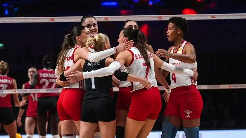 Filenin Sultanları Yarı Finalde! A Milli Kadın Voleybol Takımı Kanada'yı devirdi haberinin görseli