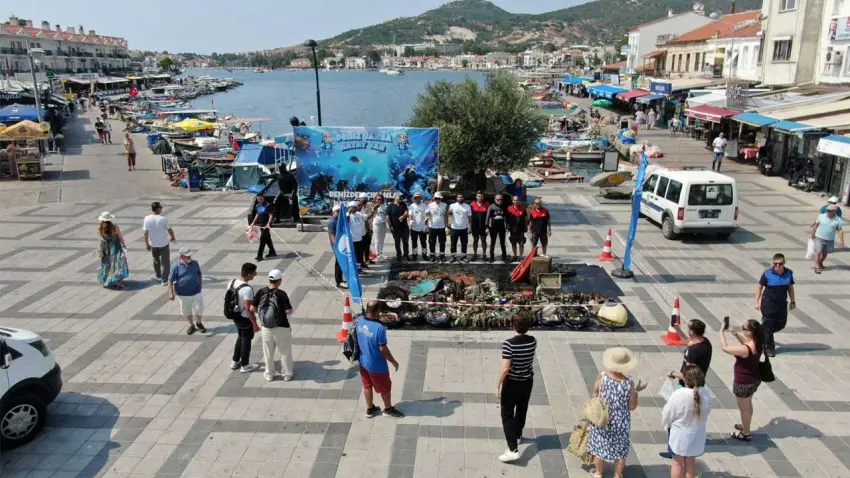 Foça’da Denizden çıkan atıklar farkındalık için sergileniyor haberinin görseli
