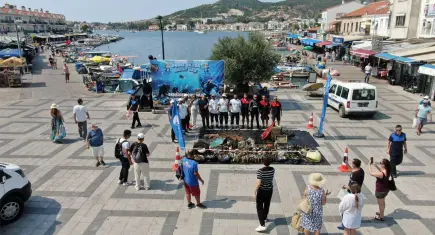 Foça’da Denizden çıkan atıklar farkındalık için sergileniyor