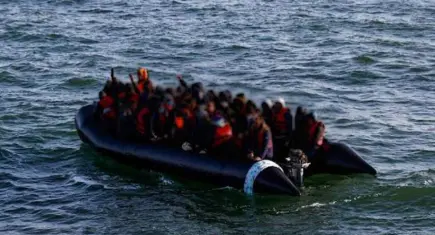 İzmir açıklarında 14 düzensiz göçmen yakalandı